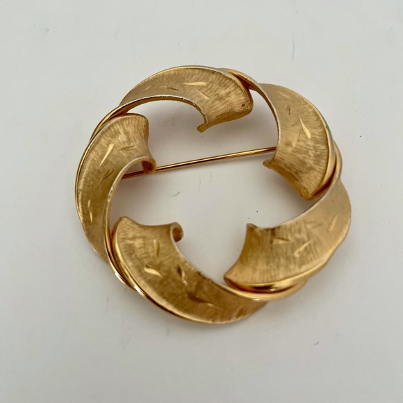 Kramer New York Twisted Ribbon Circle Pin Vintage - Picture 1 of 6